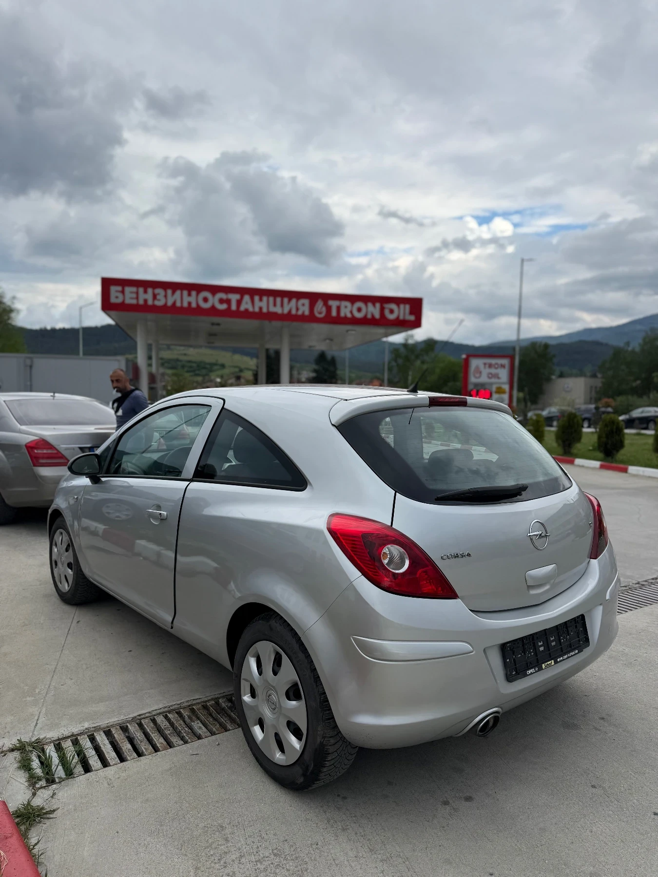 Opel Corsa 1.2i обслужена топ състояние, снимка 6 - Автомобили и джипове - 54661575