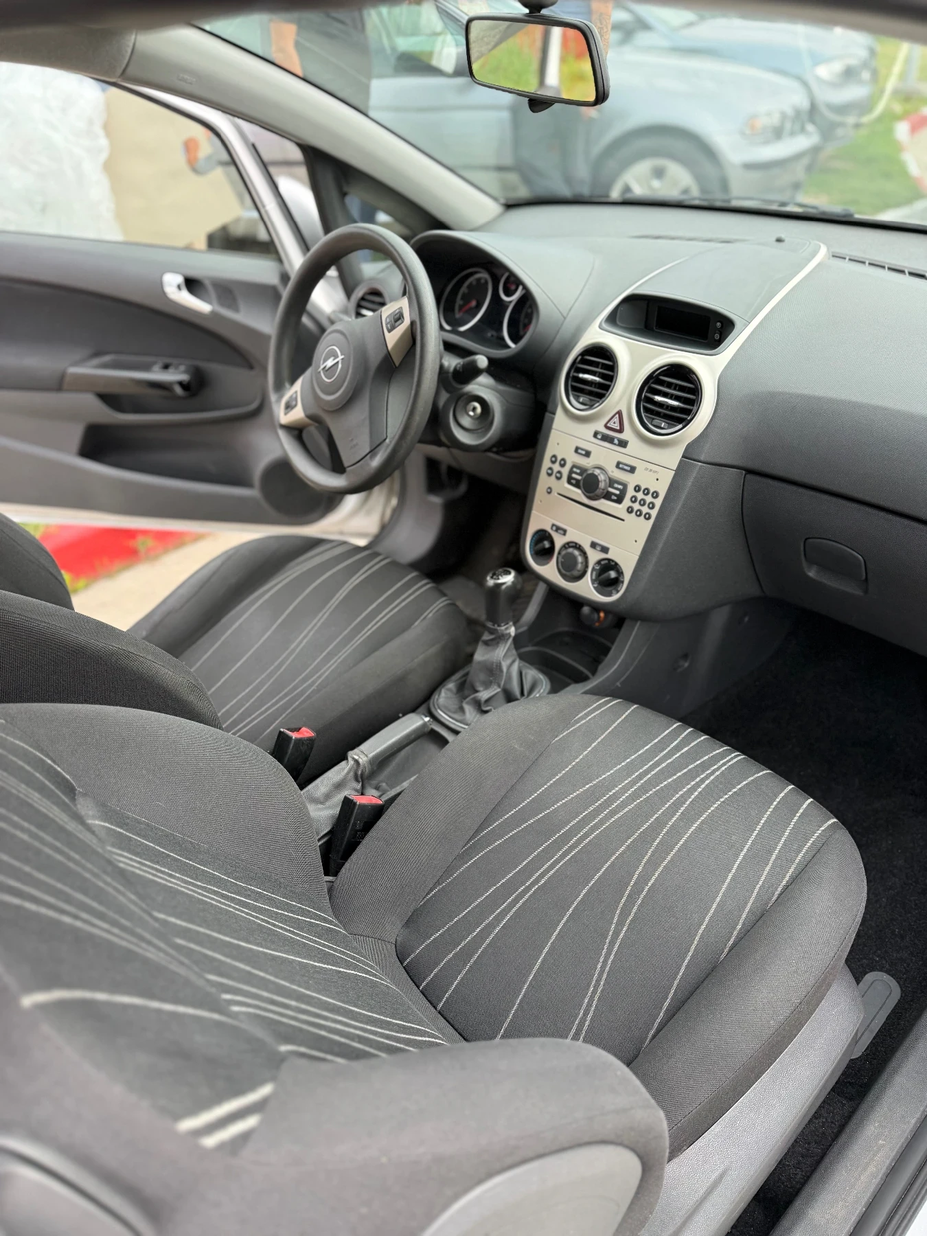 Opel Corsa 1.2i обслужена топ състояние, снимка 8 - Автомобили и джипове - 54661575