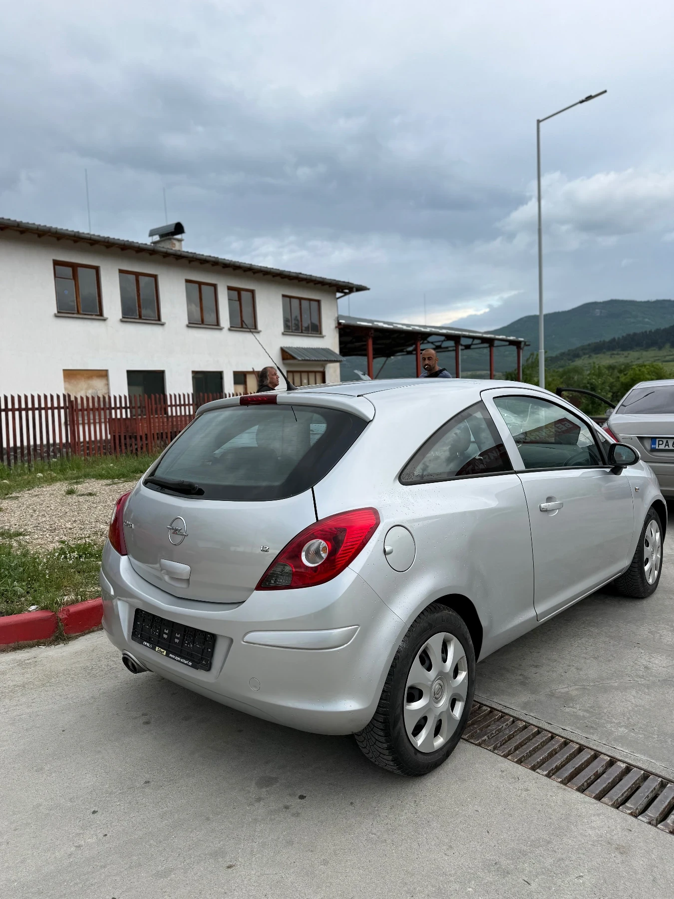 Opel Corsa 1.2i обслужена топ състояние, снимка 4 - Автомобили и джипове - 54661575