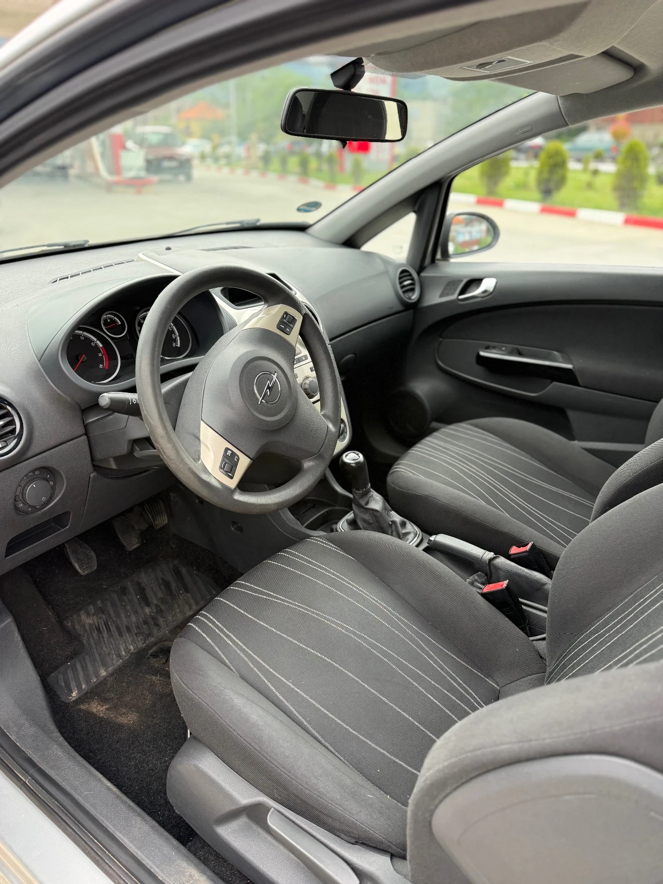 Opel Corsa 1.2i обслужена топ състояние, снимка 7 - Автомобили и джипове - 54661575