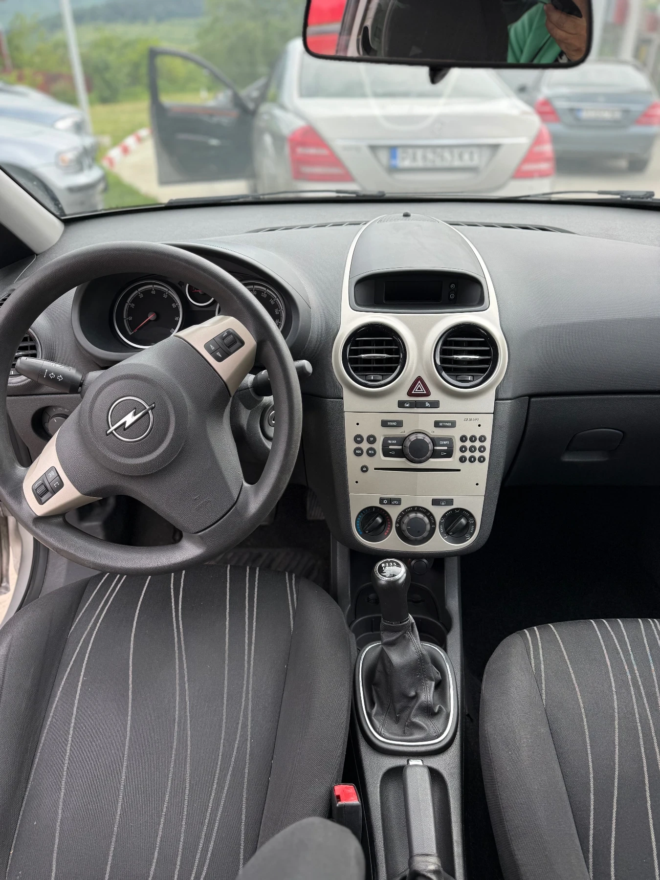 Opel Corsa 1.2i обслужена топ състояние, снимка 9 - Автомобили и джипове - 54661575