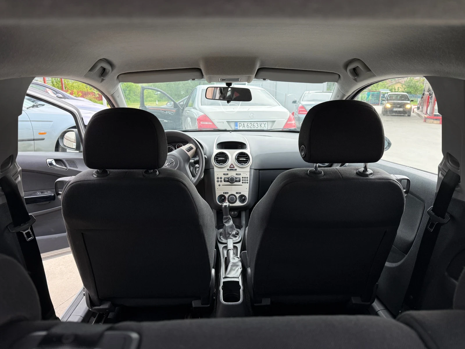 Opel Corsa 1.2i обслужена топ състояние, снимка 10 - Автомобили и джипове - 54661575