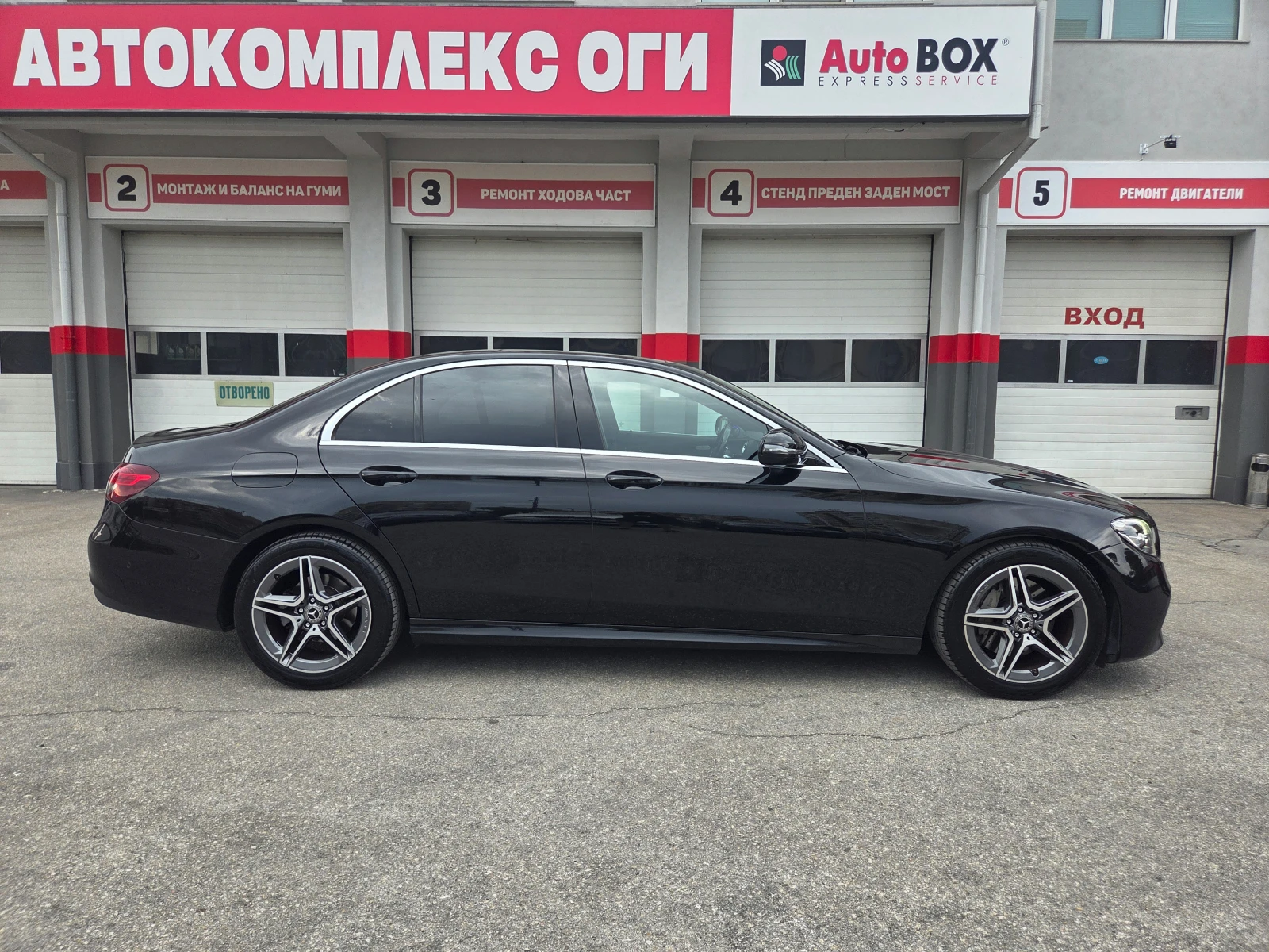 Mercedes-Benz E 220 d///AMG Line/BURMESTER/DIGITAL/DISTRONIC/NAVI/KAM, снимка 6 - Автомобили и джипове - 55790922