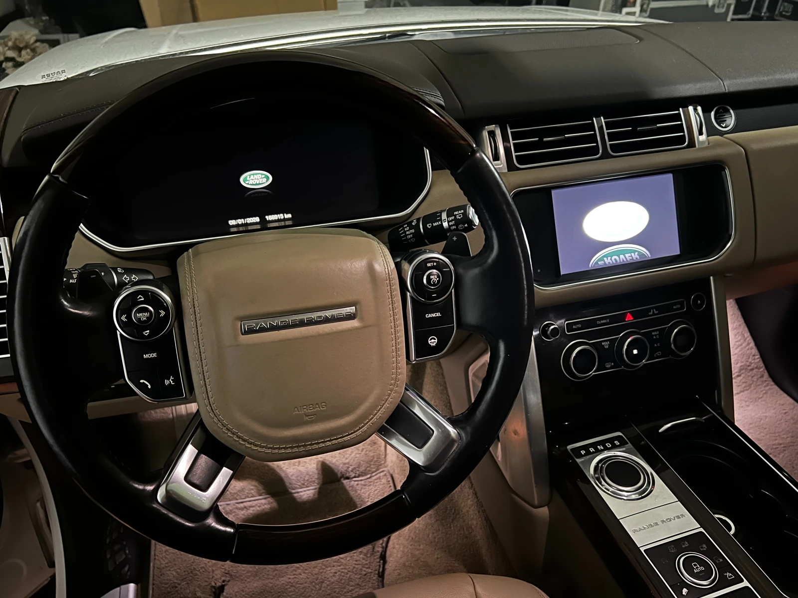 Land Rover Range rover Vogue 5.0 V8 2015/ 166 000км /РЕГИСТРИРАНА/ ЛИЗИНГ, снимка 13 - Автомобили и джипове - 54610860