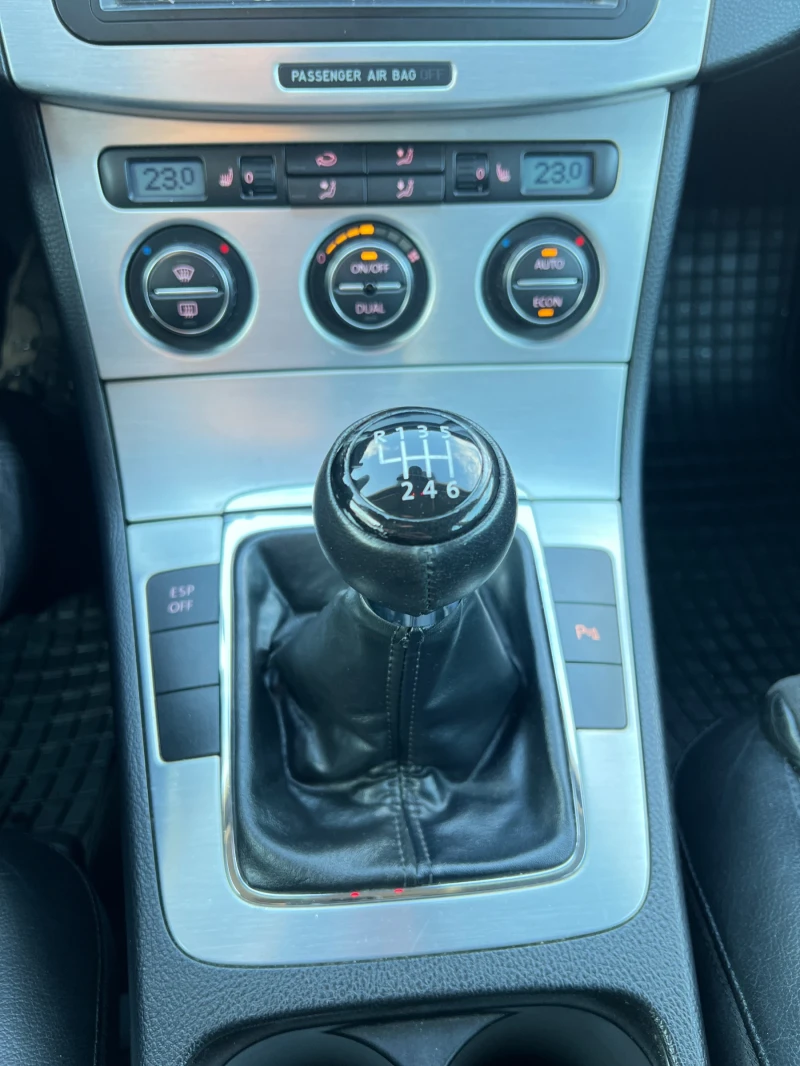 VW Passat 2.0 tdi, снимка 16 - Автомобили и джипове - 52650420