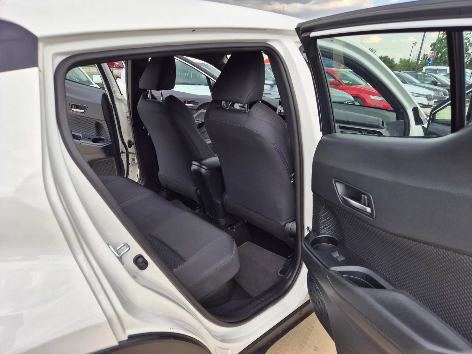 Toyota C-HR 1.8 HYBRID A/T - изображение 10