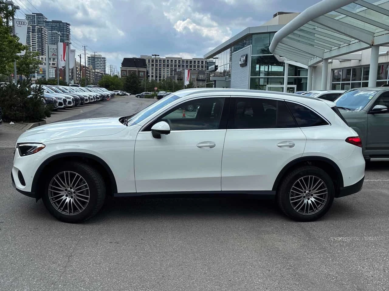 Mercedes-Benz GLC 300 4MATIC | CARFAX | АВТОКРЕДИТ БЕЗ ПЪРВОНАЧАЛНА, снимка 3 - Автомобили и джипове - 55419578