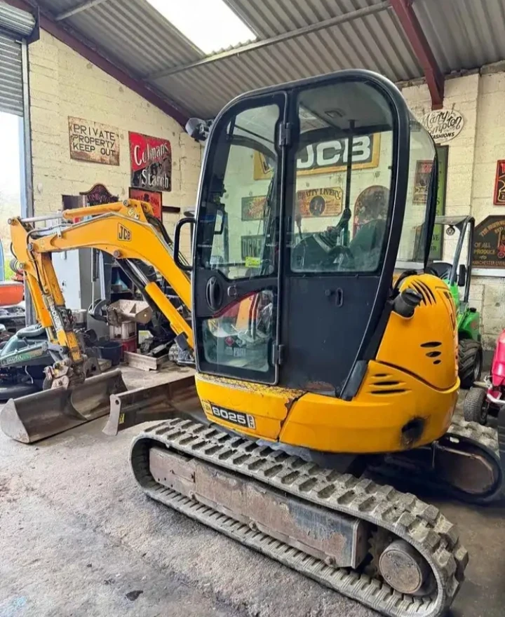 Багер JCB 8025