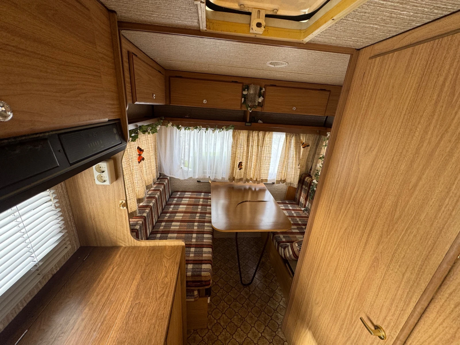 Каравана Hobby PALACE 400, снимка 9 - Каравани и кемпери - 54668302