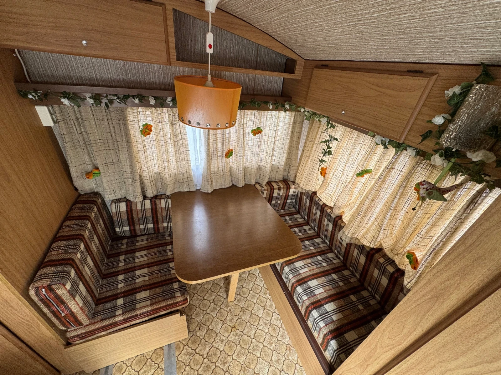 Каравана Hobby PALACE 400, снимка 12 - Каравани и кемпери - 54668302