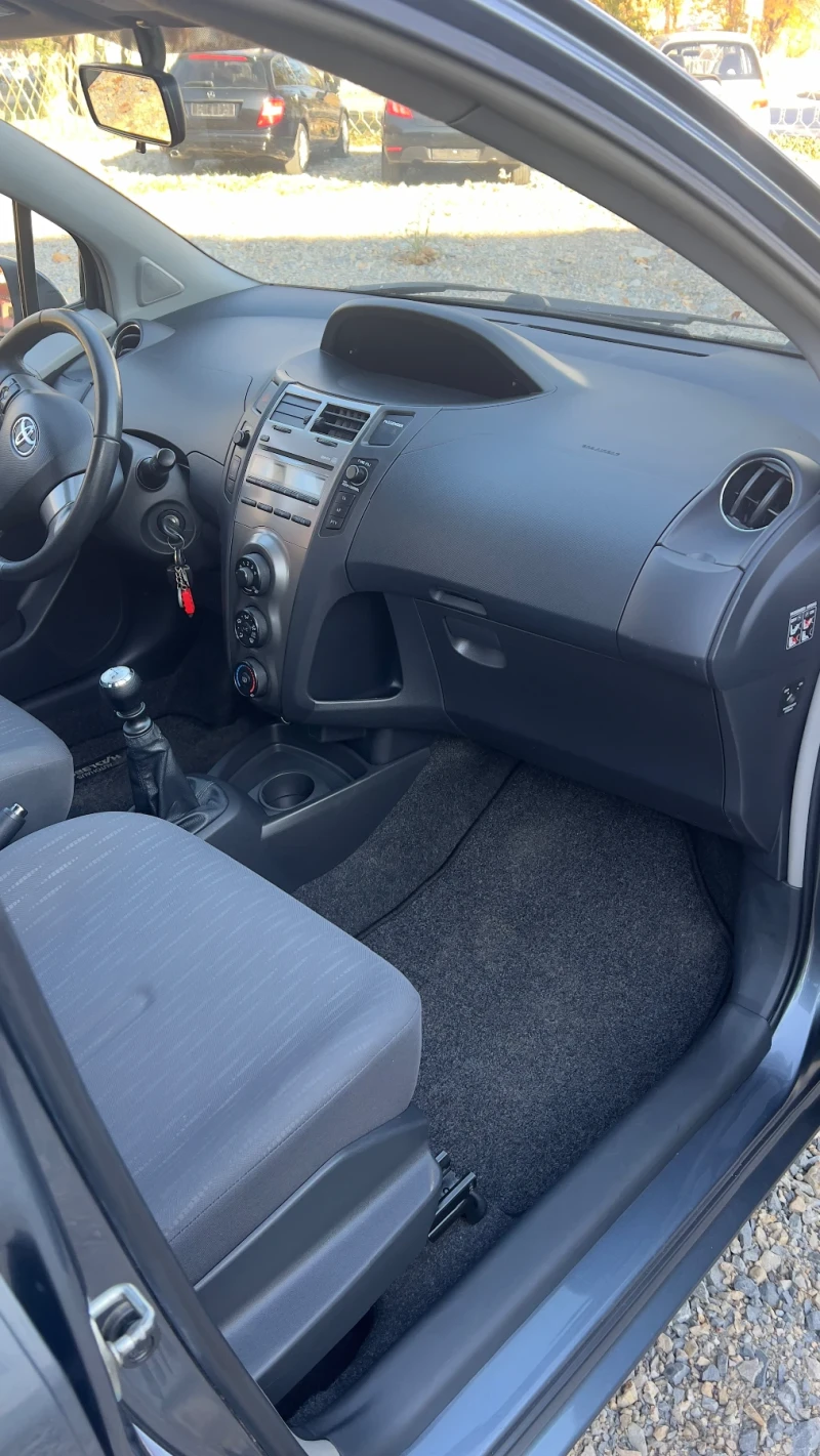 Toyota Yaris 1300, снимка 10 - Автомобили и джипове - 47963098