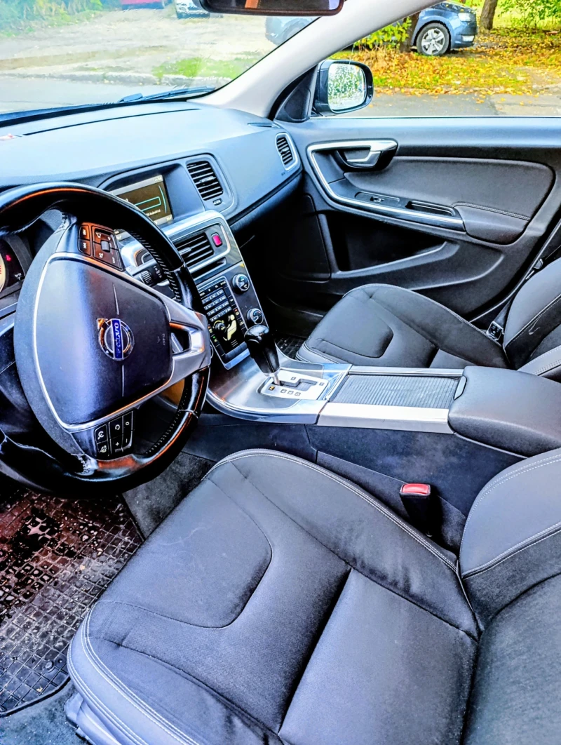 Volvo V60 2.0 D3 163 кс, снимка 11 - Автомобили и джипове - 52104234