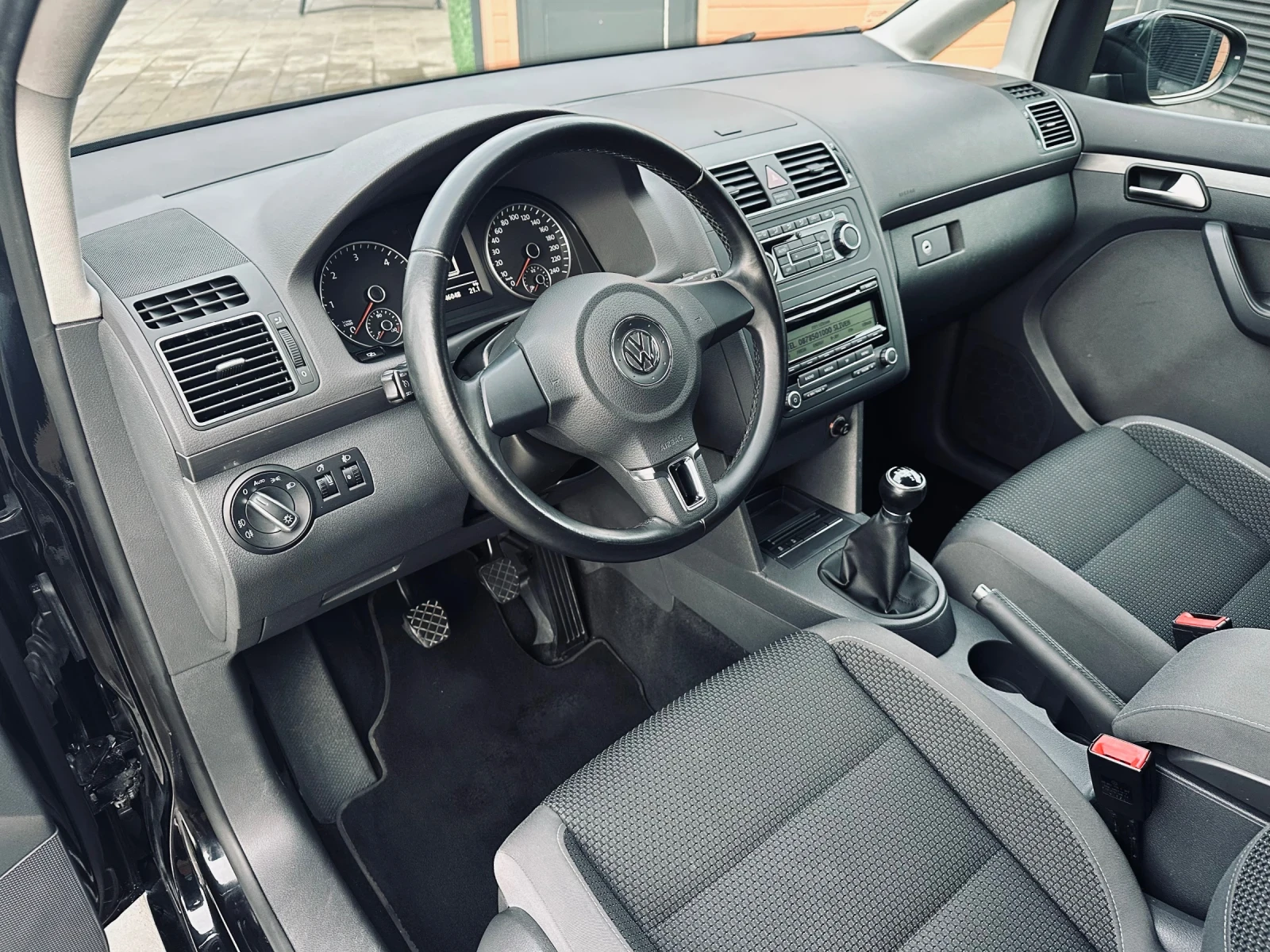 VW Touran 7-места/6-скорости/Автопилот - изображение 10