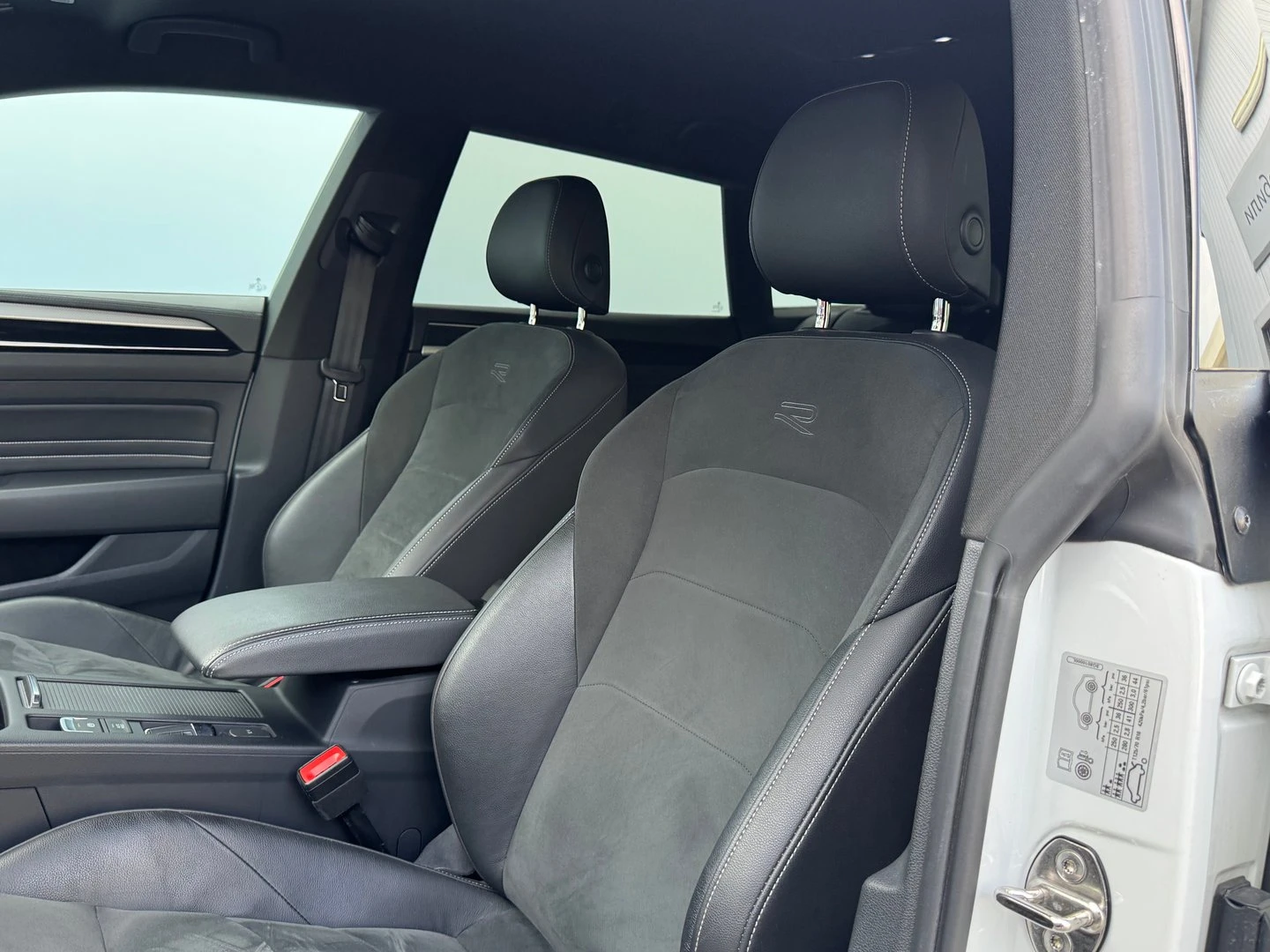 VW Arteon R-Line 2.0 TDI SCR DSG, снимка 11 - Автомобили и джипове - 56420378