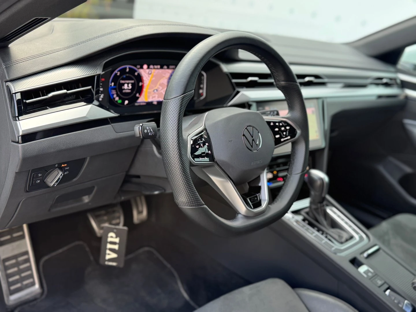 VW Arteon R-Line 2.0 TDI SCR DSG, снимка 12 - Автомобили и джипове - 56420378