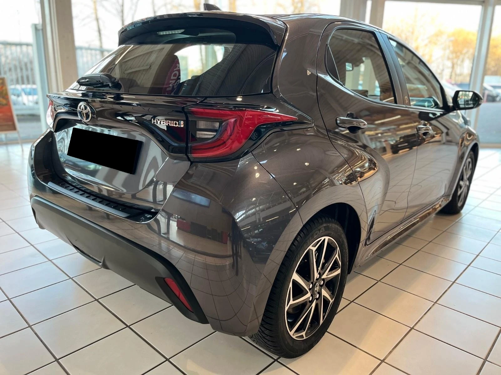 Toyota Yaris HYBRID* TEAM-D* DISTR* LED* KEYLESS* CARPLAY - изображение 2