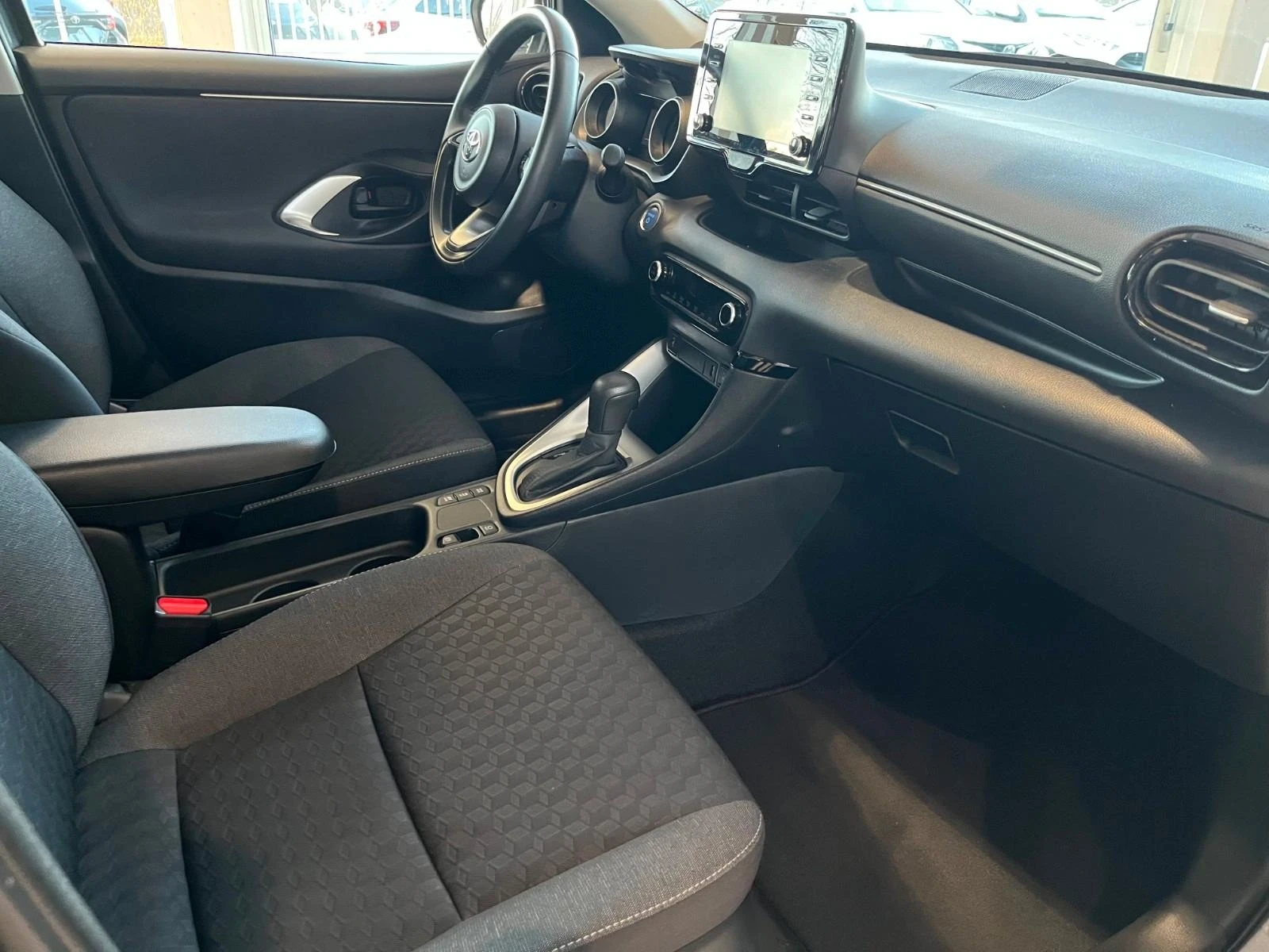 Toyota Yaris HYBRID* TEAM-D* DISTR* LED* KEYLESS* CARPLAY - изображение 6