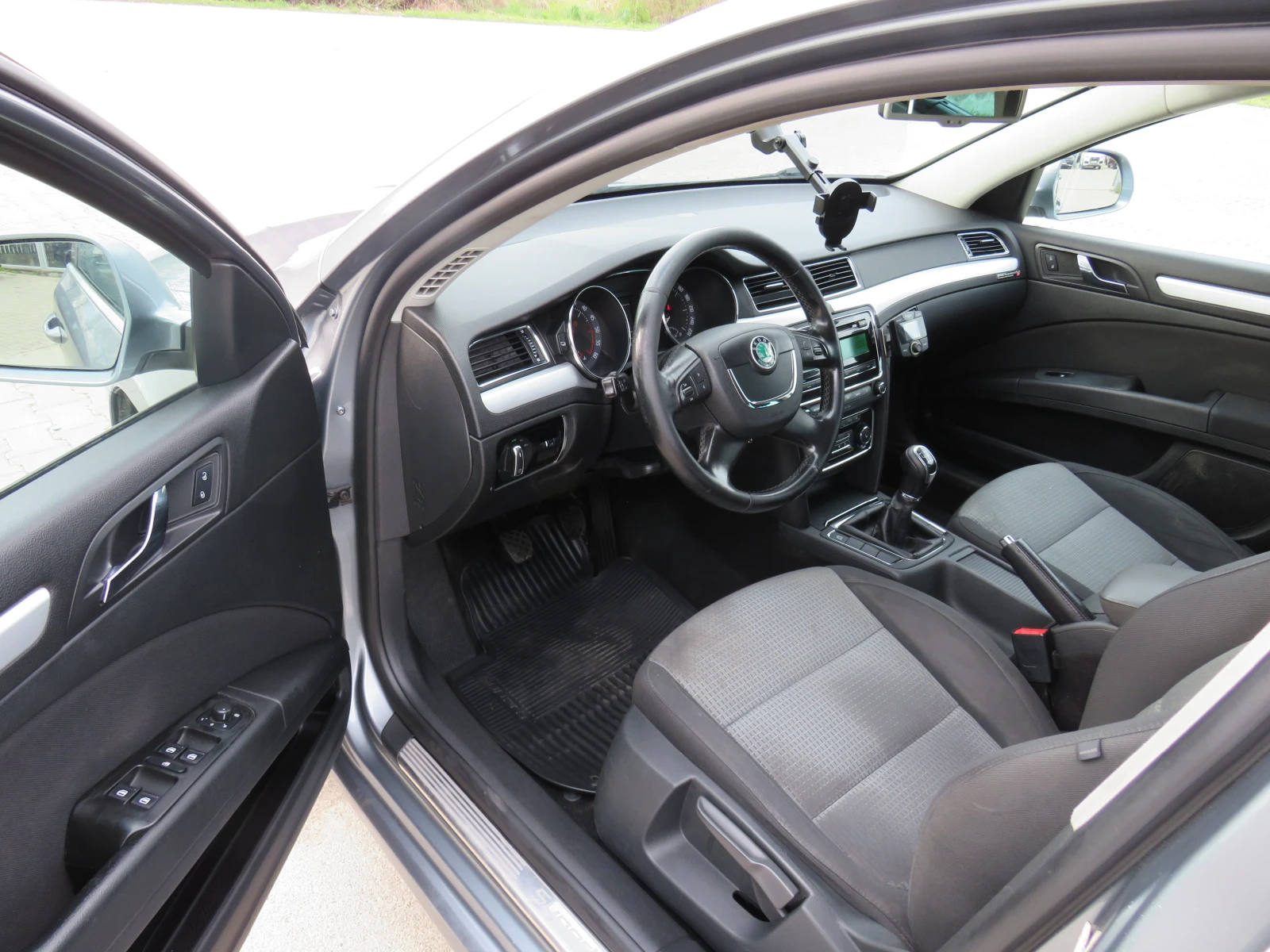 Skoda Superb * 2.0TDI 6-СКОРОСТИ РЪЧКА - РЕГИСТРИРАН* , снимка 9 - Автомобили и джипове - 54136907