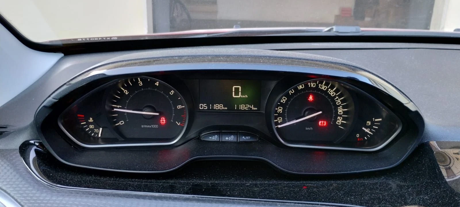 Peugeot 2008 1.2i euro 6, снимка 8 - Автомобили и джипове - 55667979
