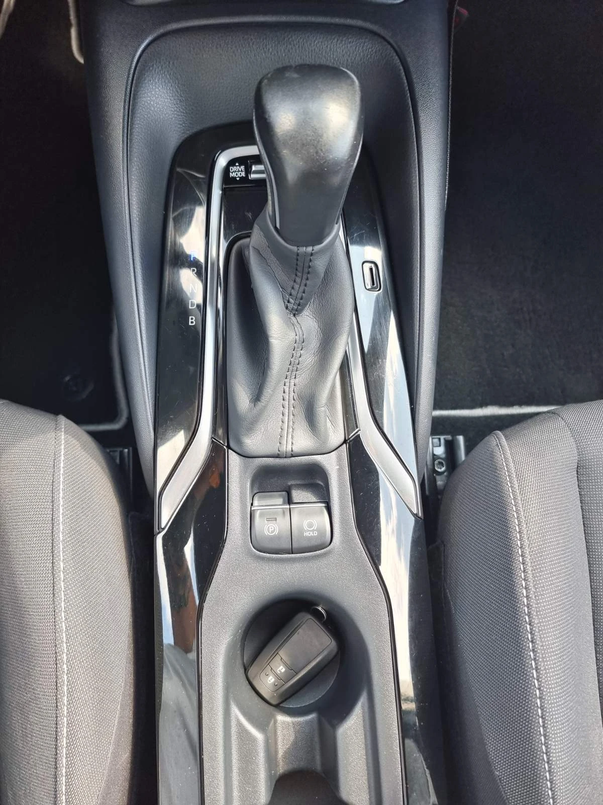 Toyota Corolla 1.8 Hybrid, снимка 12 - Автомобили и джипове - 55847889
