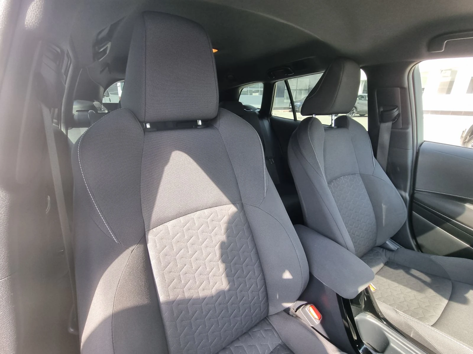 Toyota Corolla 1.8 Hybrid, снимка 14 - Автомобили и джипове - 55847889