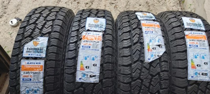 Гуми Всесезонни 235/75R15, снимка 1 - Гуми и джанти - 34005509