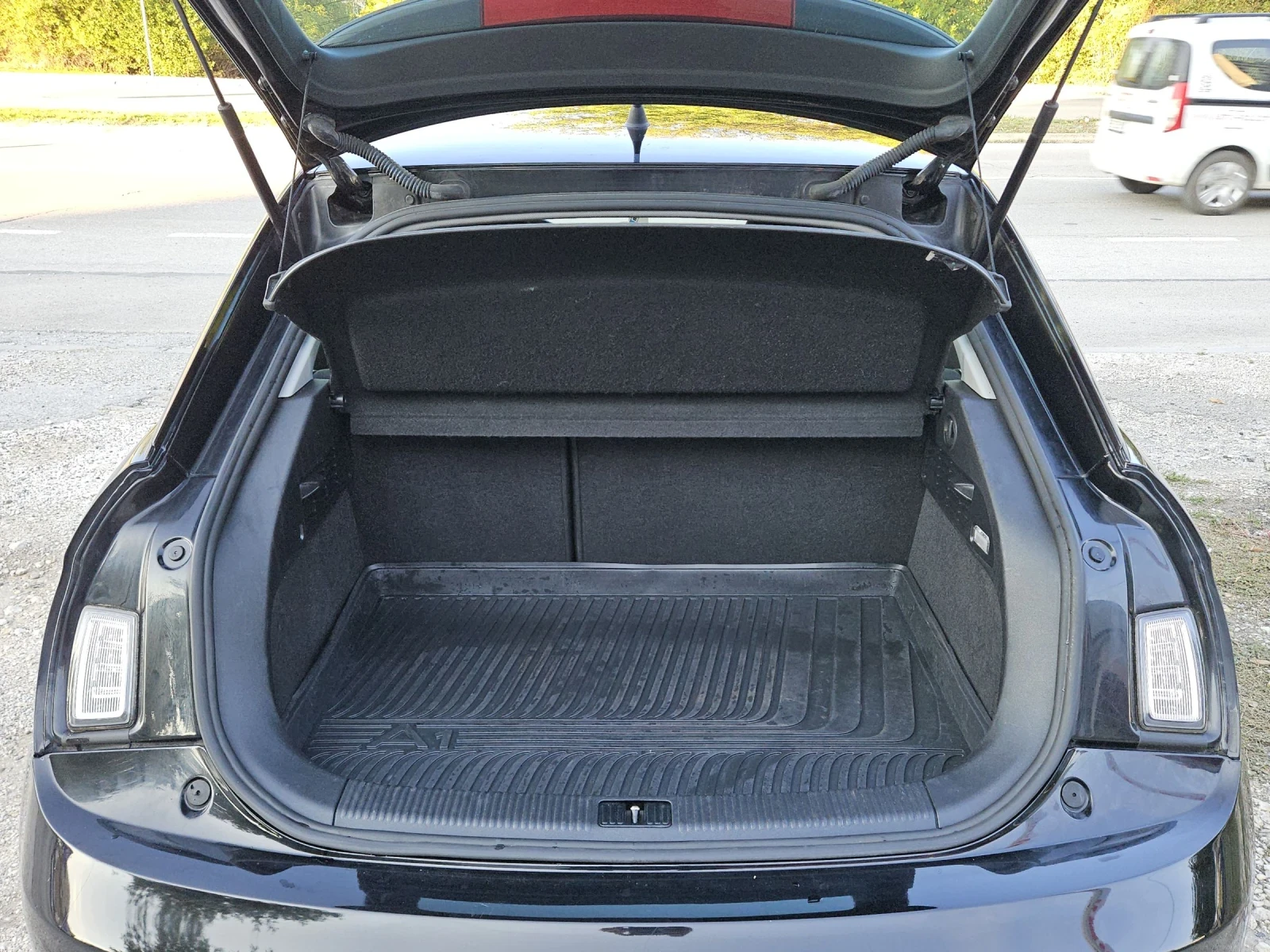 Audi A1 1.2i---86кс - изображение 9