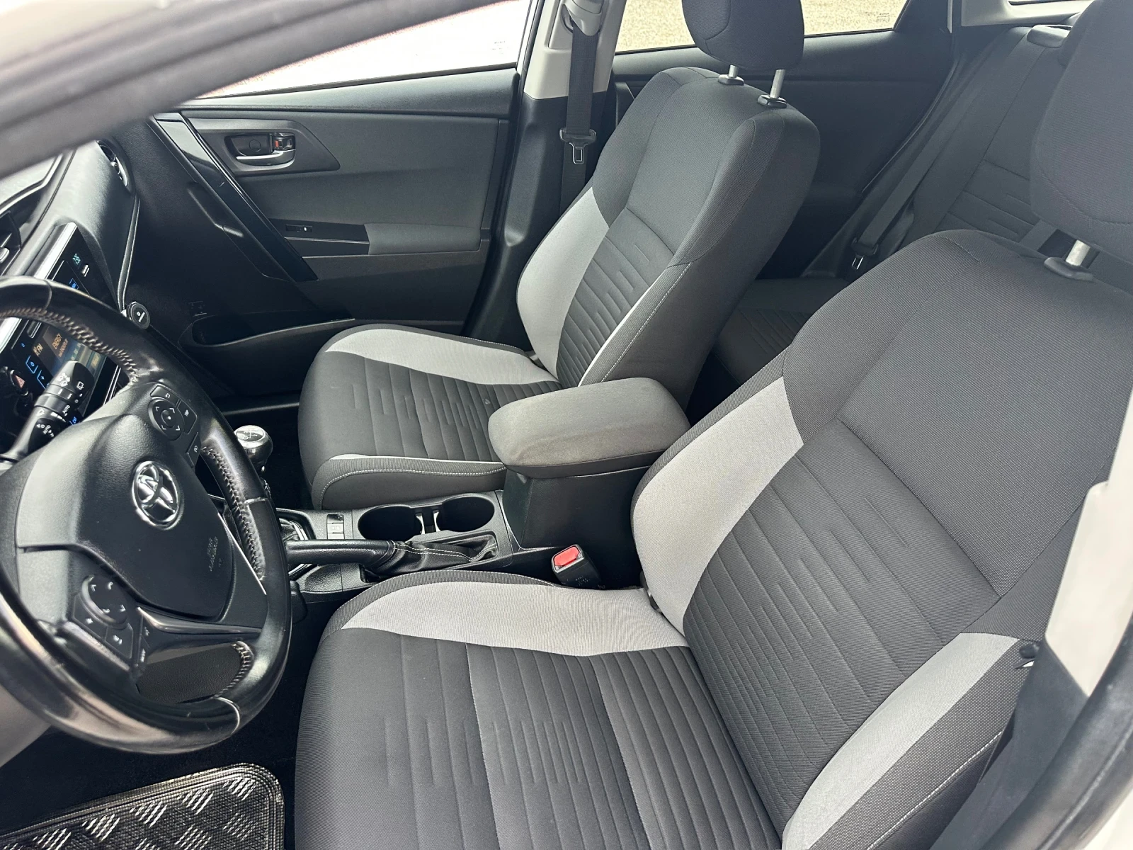 Toyota Auris 1.6 benzin, снимка 9 - Автомобили и джипове - 53972617