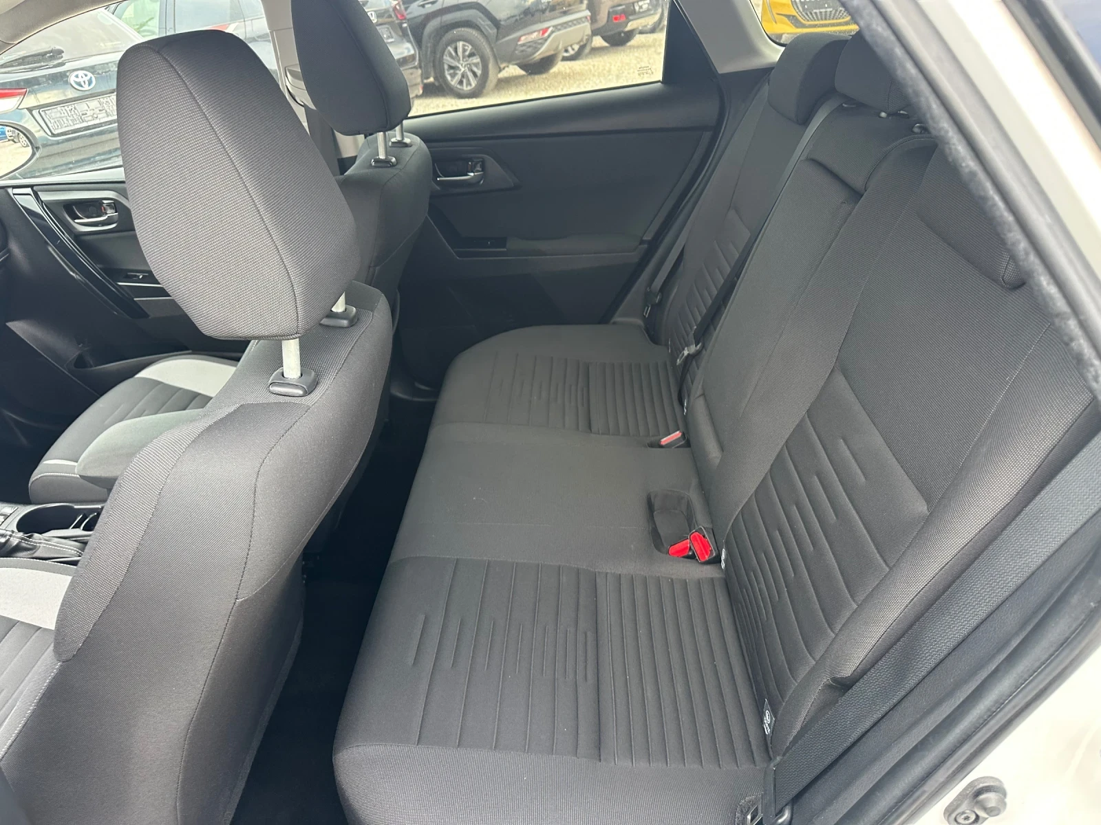 Toyota Auris 1.6 benzin, снимка 11 - Автомобили и джипове - 53972617