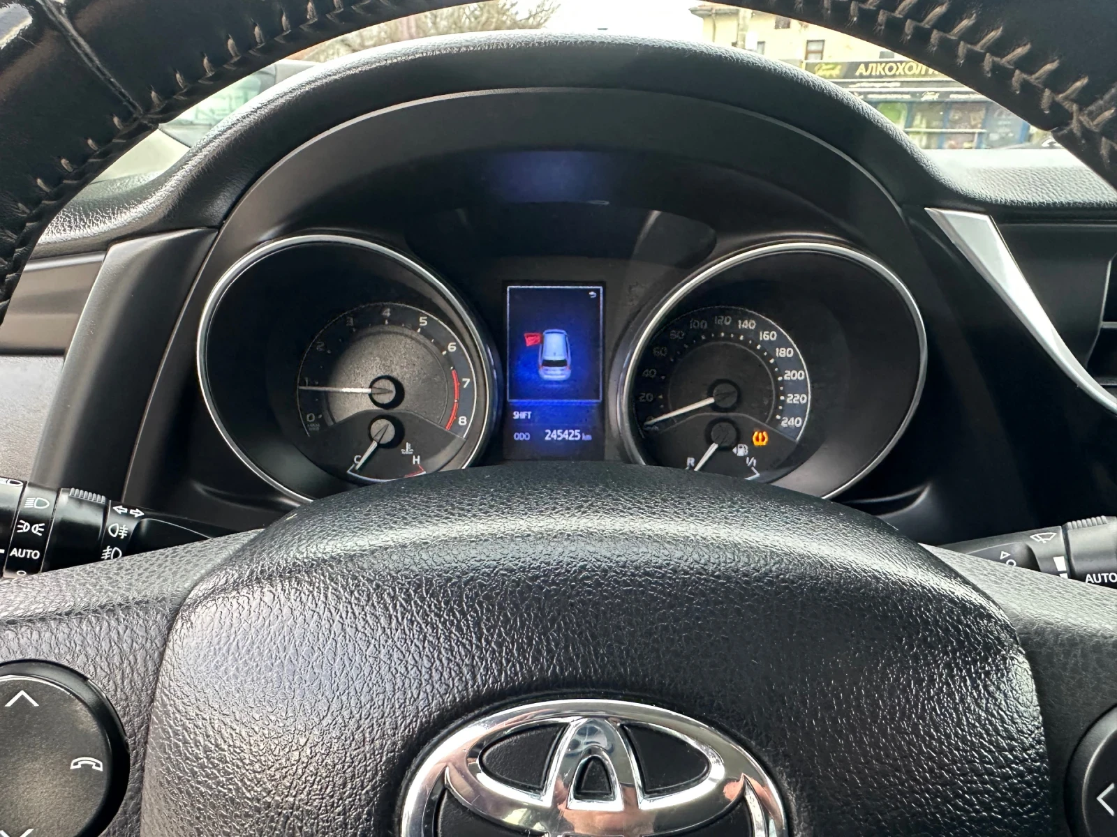 Toyota Auris 1.6 benzin, снимка 12 - Автомобили и джипове - 53972617