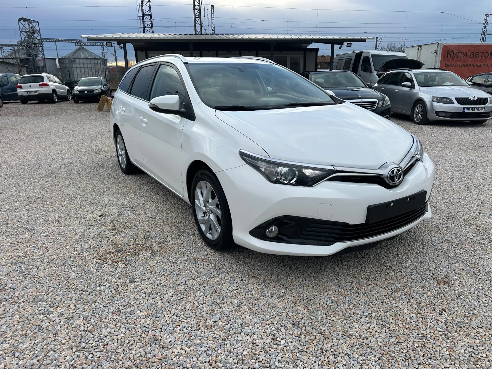 Toyota Auris 1.6 benzin, снимка 8 - Автомобили и джипове - 53972617