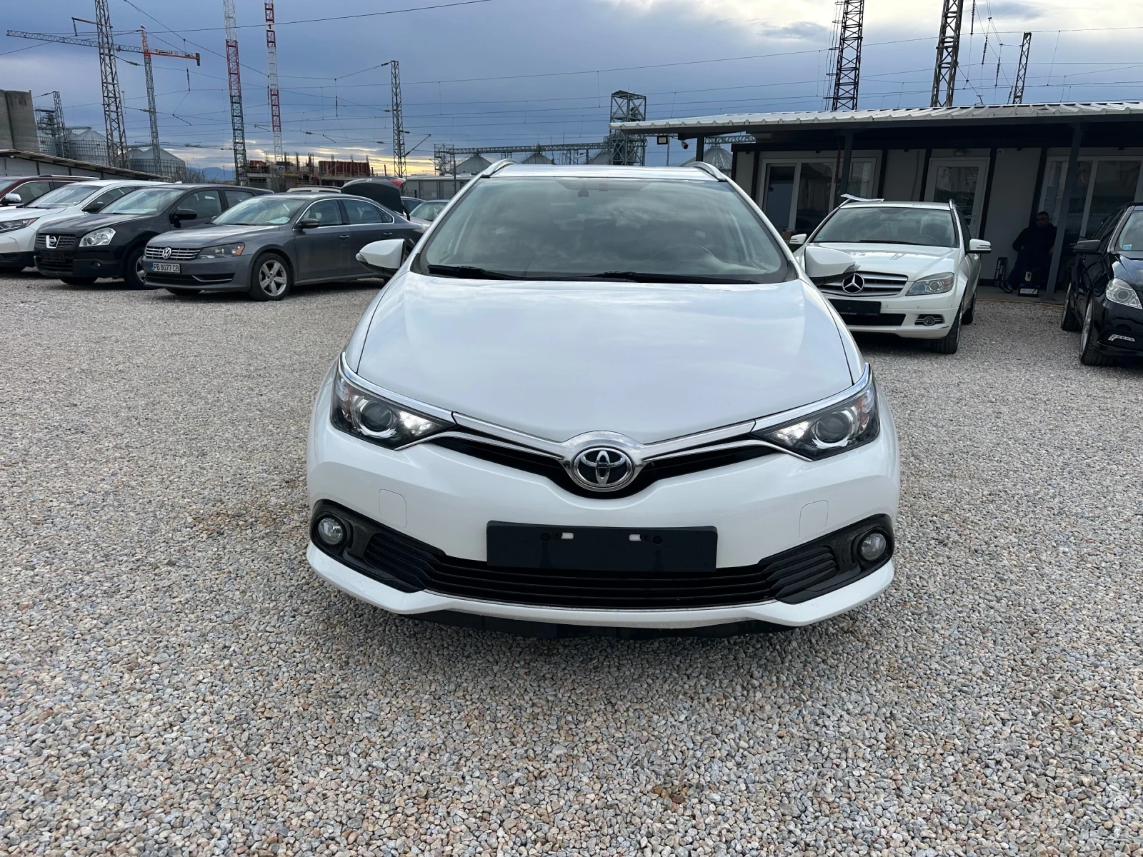 Toyota Auris 1.6 benzin, снимка 2 - Автомобили и джипове - 53972617
