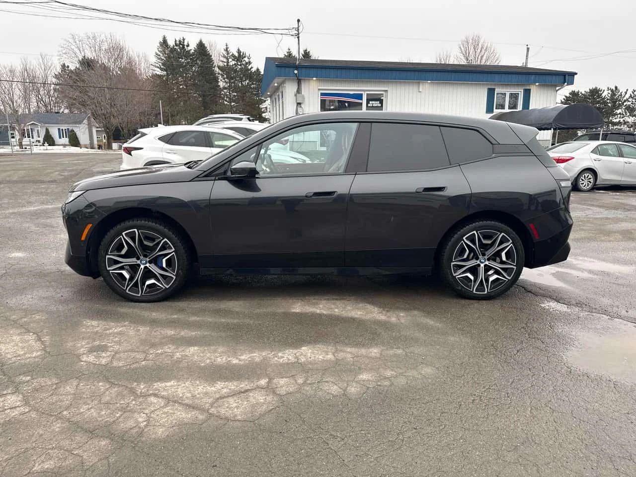 BMW iX xDrive40/HARMAN KARDON/ДИСТРОНИК/PANO/360, снимка 3 - Автомобили и джипове - 53991051