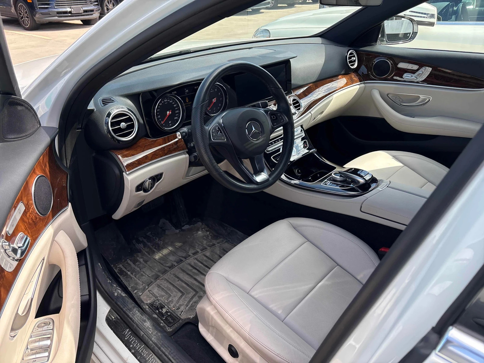 Mercedes-Benz E 400 4MATIC * * 360 CAMERA * * CARFAX * * 26933KM * * , снимка 6 - Автомобили и джипове - 54311440