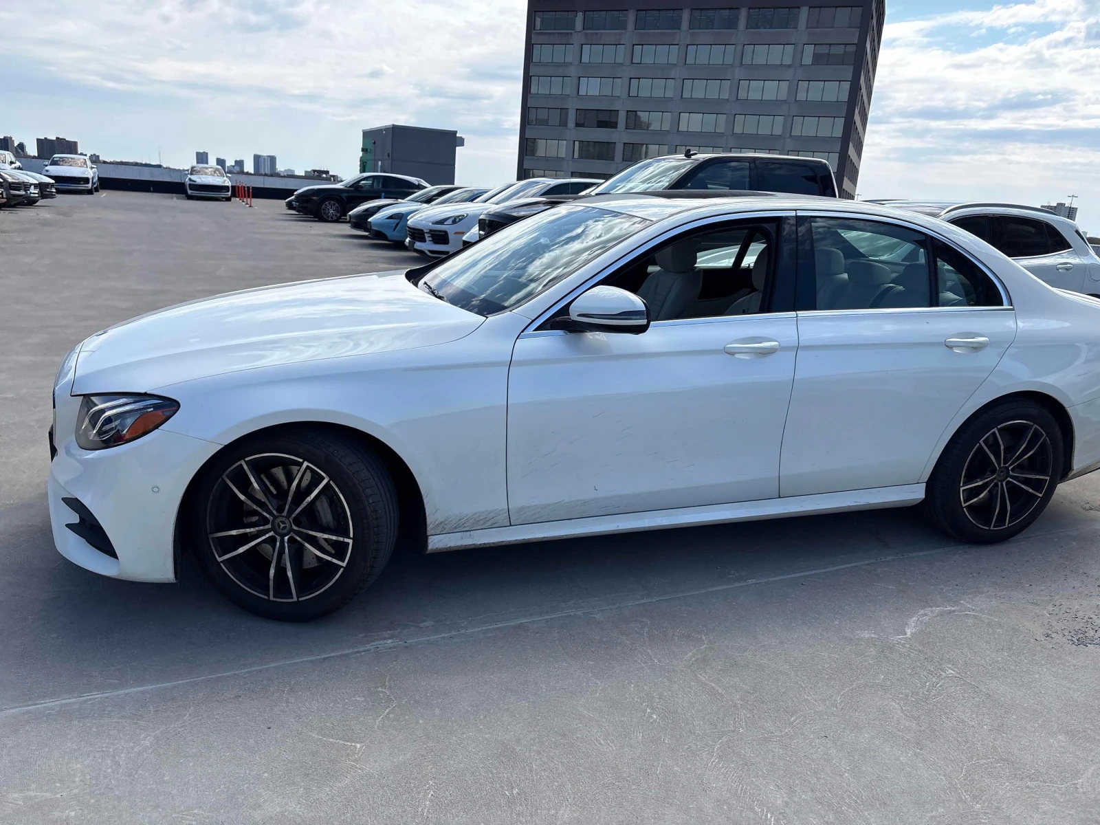 Mercedes-Benz E 400 4MATIC * * 360 CAMERA * * CARFAX * * 26933KM * * , снимка 4 - Автомобили и джипове - 54311440