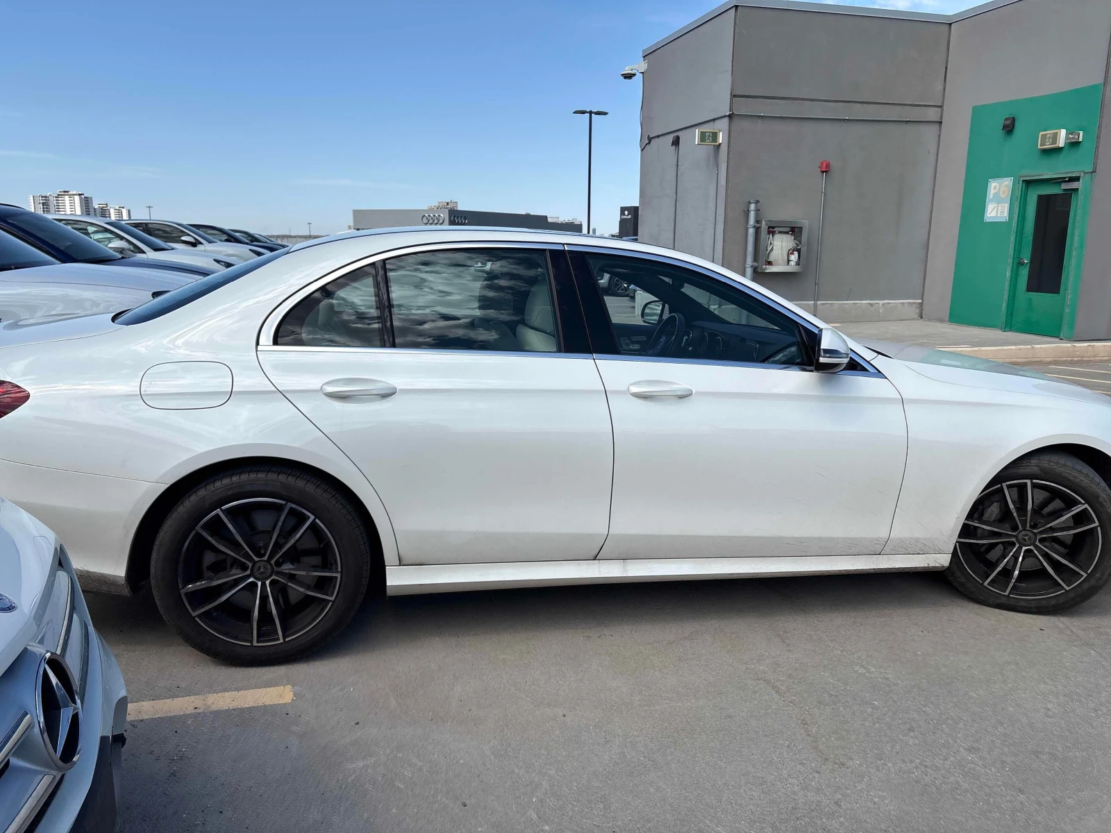 Mercedes-Benz E 400 4MATIC * * 360 CAMERA * * CARFAX * * 26933KM * * , снимка 3 - Автомобили и джипове - 54311440