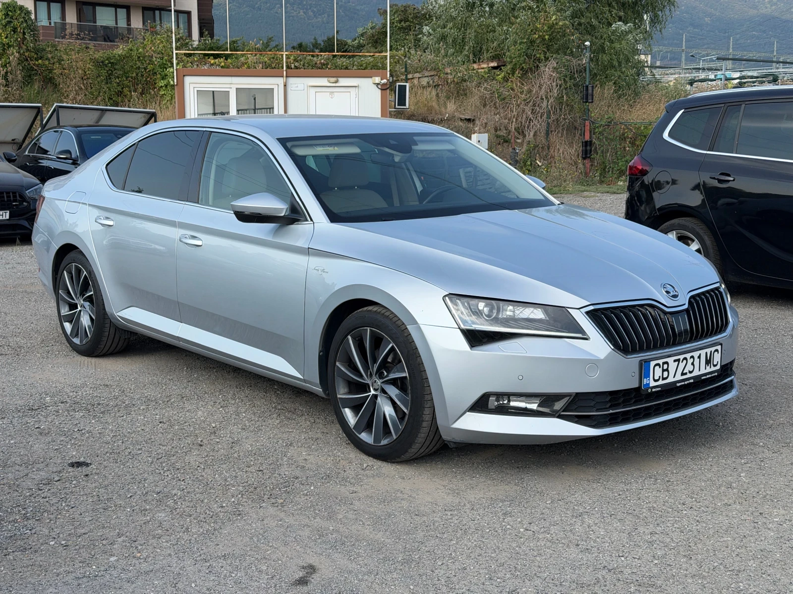 Skoda Superb 2.0TDI-4x4-LAURIN&KLEMENT-AUTOMAT-NAVI-KAMERA-N1* , снимка 3 - Автомобили и джипове - 54969699