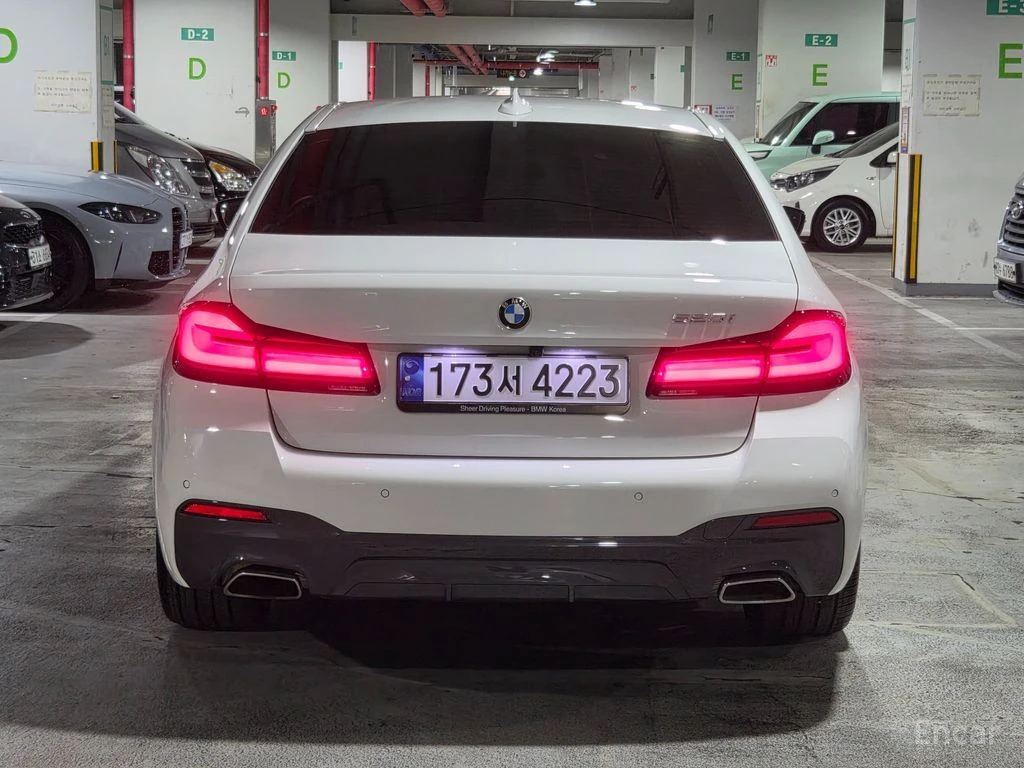 BMW 520 i* M SPORT* DISTRONIC* AMBIENT* КАМЕРА* КРАЙНА ЦЕН, снимка 4 - Автомобили и джипове - 55983741