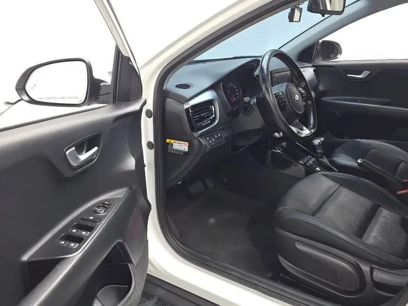 Kia Stonic Diesel 1.6 Trendy, снимка 10 - Автомобили и джипове - 56497763