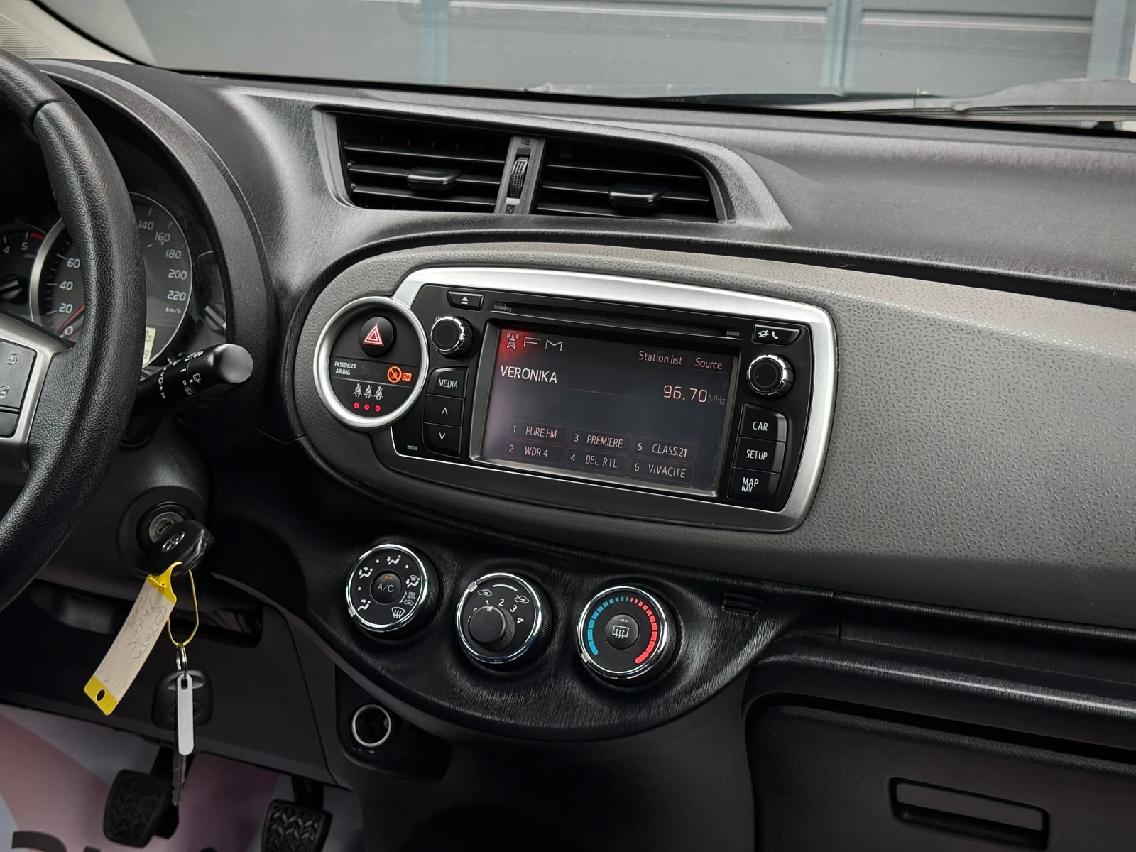 Toyota Yaris 1.4 D4D * Camera* Navi* 6ск.* , снимка 10 - Автомобили и джипове - 54608081