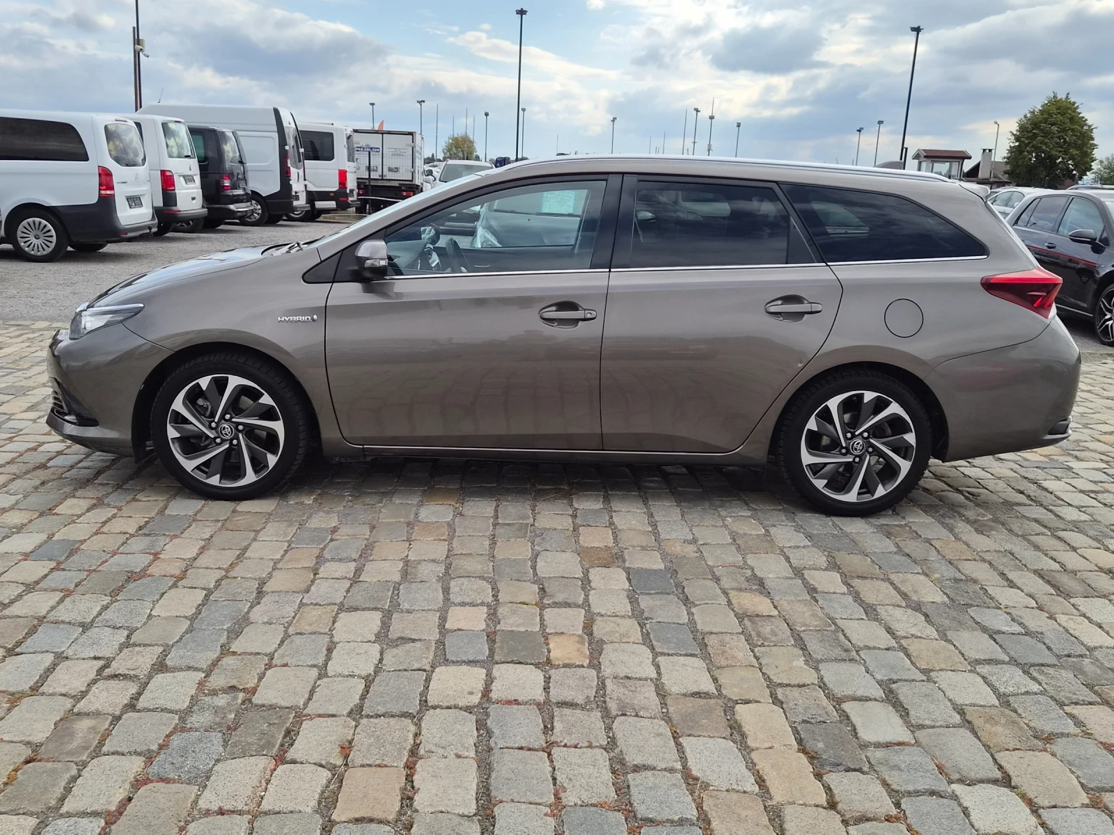 Toyota Auris 1.8HYBRID EURO 6B, снимка 4 - Автомобили и джипове - 56268039