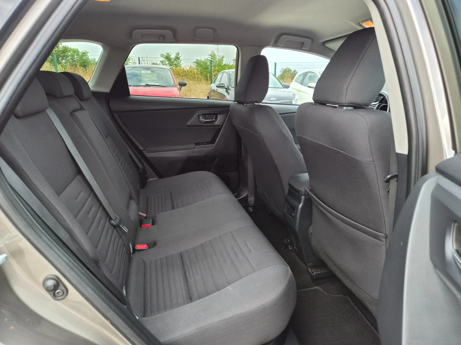 Toyota Auris 1.8HYBRID EURO 6B, снимка 17 - Автомобили и джипове - 56268039