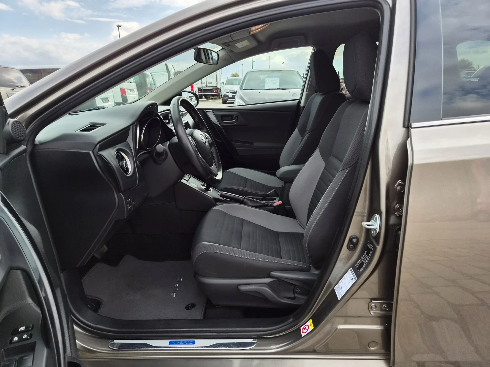Toyota Auris 1.8HYBRID EURO 6B, снимка 11 - Автомобили и джипове - 56268039