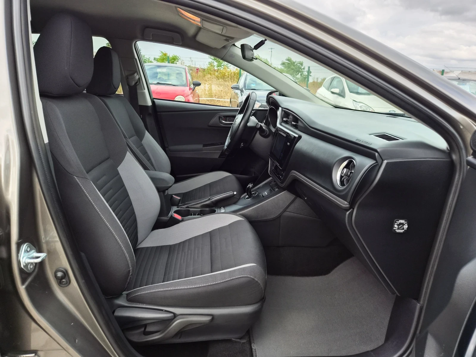 Toyota Auris 1.8HYBRID EURO 6B, снимка 12 - Автомобили и джипове - 56268039