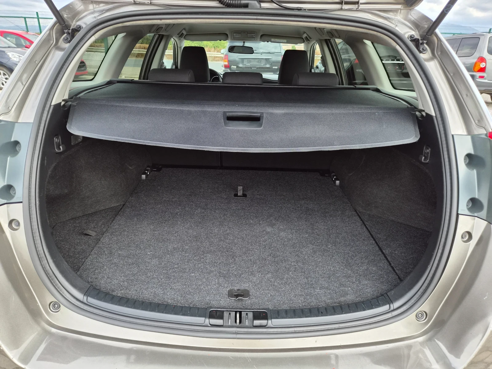 Toyota Auris 1.8HYBRID EURO 6B, снимка 9 - Автомобили и джипове - 56268039
