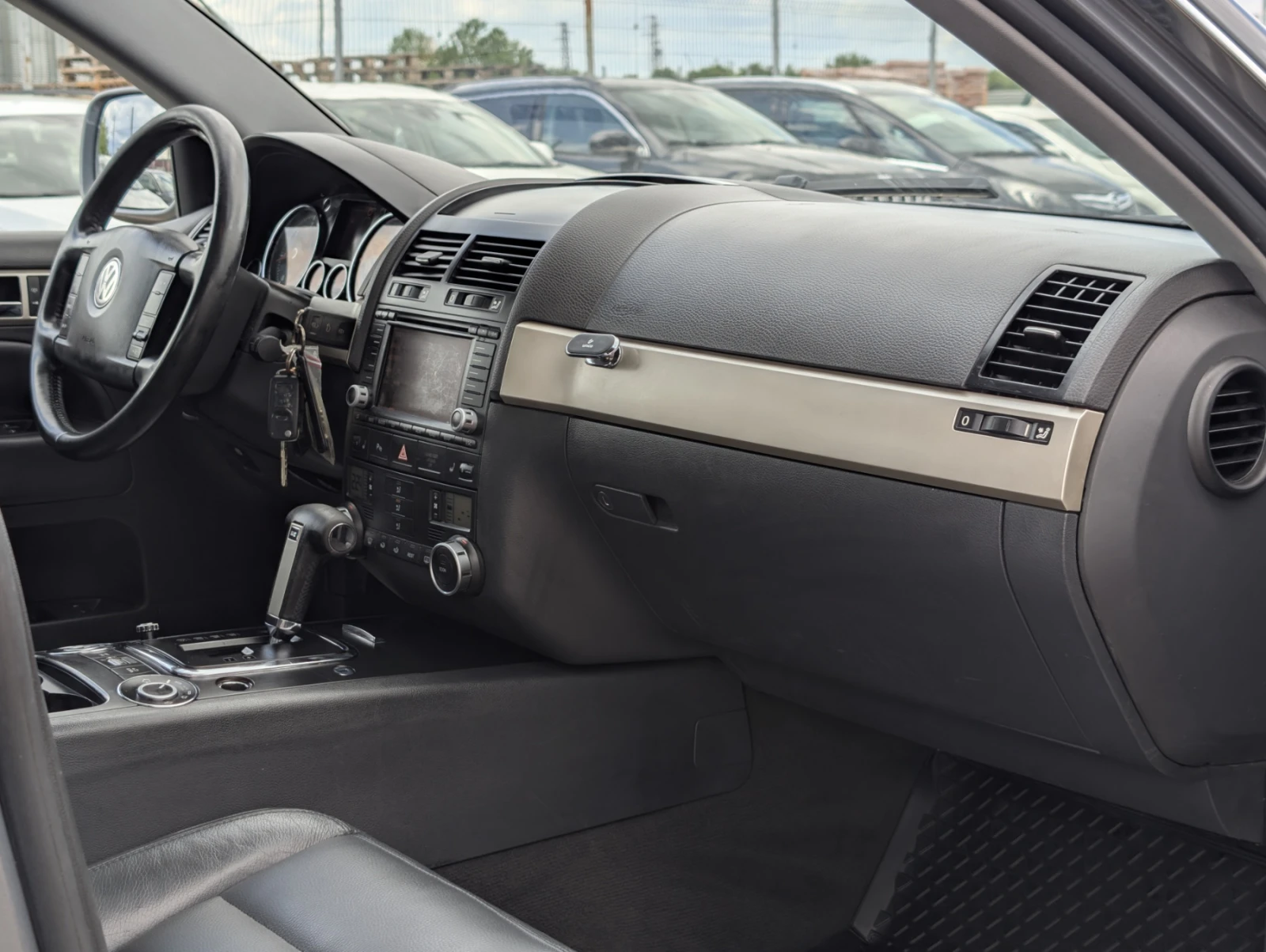 VW Touareg Уникат 229х.км!!!, снимка 12 - Автомобили и джипове - 54520013