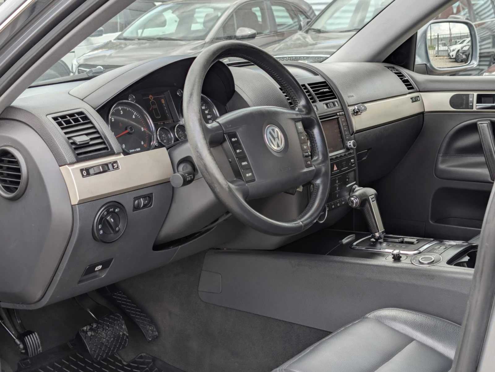VW Touareg Уникат 229х.км!!!, снимка 10 - Автомобили и джипове - 54520013