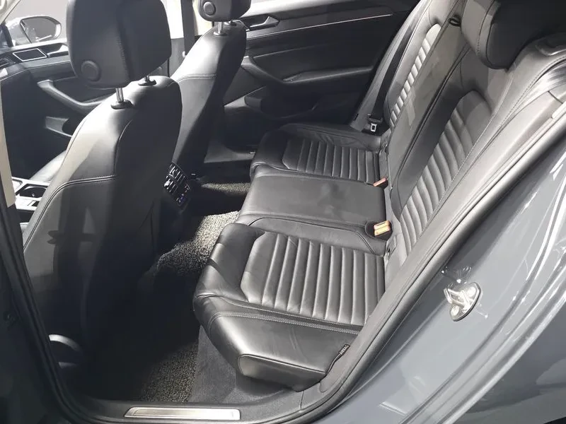 VW Passat (B8) 2.0 Tdi, снимка 12 - Автомобили и джипове - 56116431