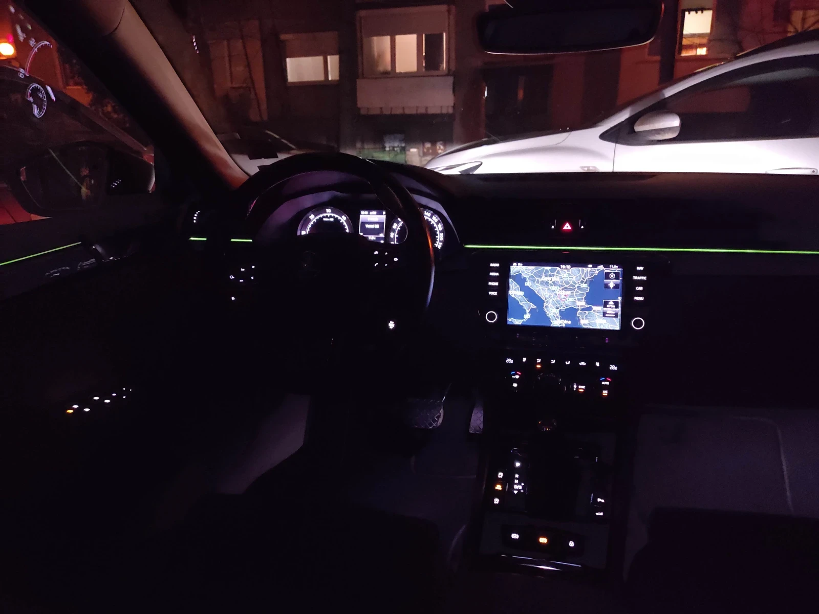 Skoda Superb L&K 2.0TDI, DCC, 190, 4x4, панорама, печка, обдухв | Mobile.bg — изображение 14
