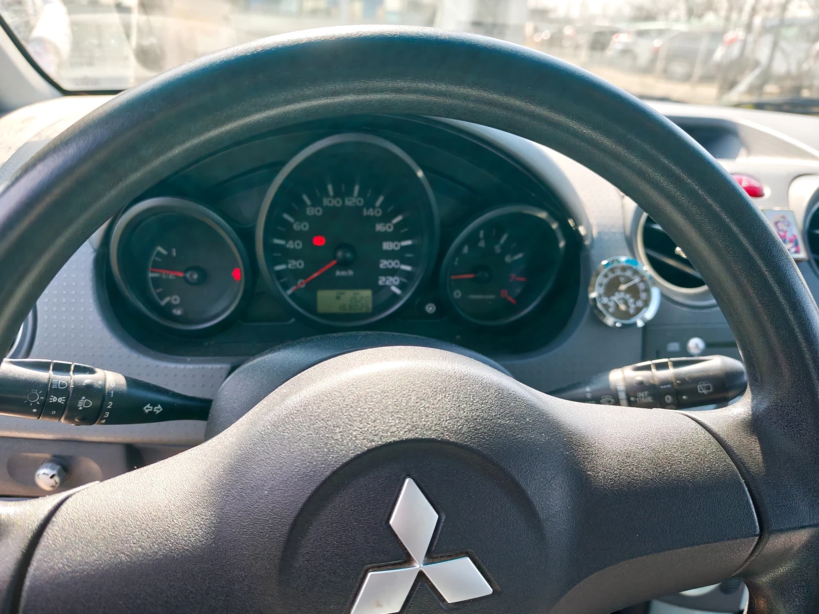 Mitsubishi Colt 1.3 Климатик , снимка 6 - Автомобили и джипове - 53849662